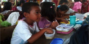 Philippine kids eating